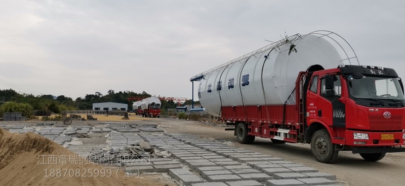 鵬冠建材6臺水泥罐發(fā)貨